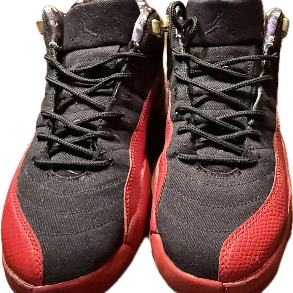 Jordan retro Black and Red Sneakers - Picture 2 of 5